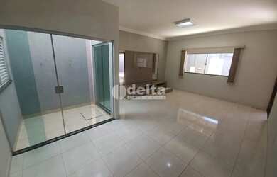 Imagem: A casa possui 3 Dormitórios, 3 Banheiros, 4 Vagas na garagem