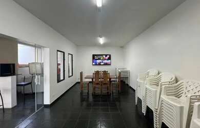 Imagem: O apartamento possui 3 Dormitórios, 1 Banheiro, 2 Vagas na