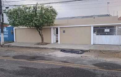 Imagem: A casa possui 4 Dormitórios, 3 Banheiros, 3 Vagas na garagem