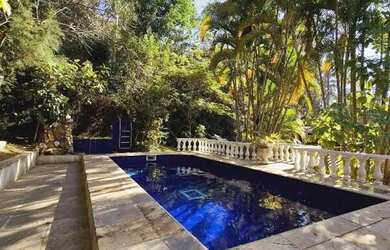 Imagem: A casa possui 3 Dormitórios, 4 Banheiros, 5 Vagas na garagem