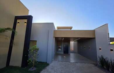 Imagem: A casa possui 2 Dormitórios, 2 Banheiros, 2 Vagas na garagem