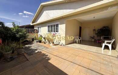 Imagem: A casa possui 3 Dormitórios, 3 Banheiros, 2 Vagas na garagem