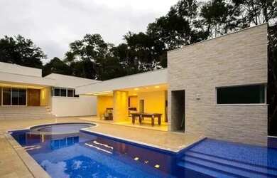 Imagem: A casa em condomínio possui 4 Dormitórios, 4 Banheiros e 356m²