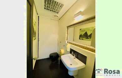 Imagem: A casa possui 1 Dormitório, 5 Banheiros, 3 Vagas na garagem