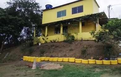 Imagem: A casa possui 2 Dormitórios, 1 Banheiro, 2 Vagas na garagem