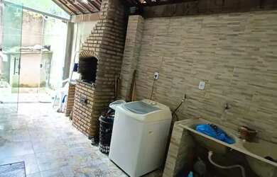 Imagem: A casa possui 2 Dormitórios, 1 Banheiro, 2 Vagas na garagem