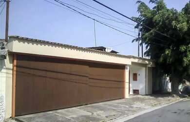 Imagem: A casa possui 3 Dormitórios, 3 Banheiros, 4 Vagas na garagem