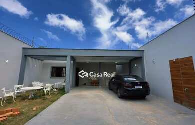 Imagem: A casa possui 3 Dormitórios, 4 Banheiros, 2 Vagas na garagem