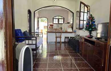 Imagem: A casa possui 2 Dormitórios, 2 Banheiros, 3 Vagas na garagem