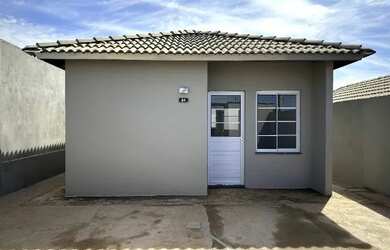 Imagem: A casa possui 2 Dormitórios, 1 Banheiro, 2 Vagas na garagem