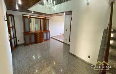 Imagem: A casa possui 4 Dormitórios, 2 Banheiros, 5 Vagas na garagem