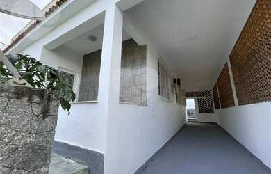 Imagem: A casa à venda possui 3 Dormitórios, 2 Banheiros, 3 Vagas