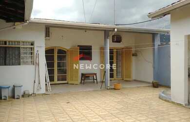 Imagem: A casa possui 3 Dormitórios, 2 Banheiros, 5 Vagas na garagem