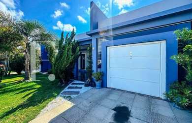 Imagem: A casa possui 3 Dormitórios, 2 Banheiros, 2 Vagas na garagem