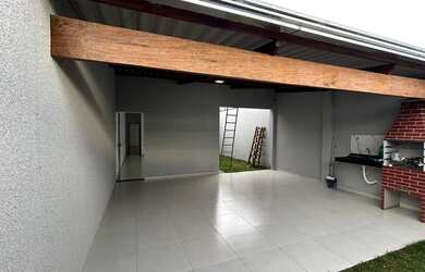 Imagem: A casa possui 2 Dormitórios, 1 Banheiro, 2 Vagas na garagem