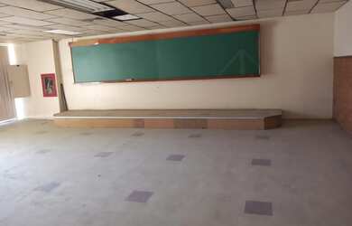 Imagem: O depósito possui 2 Vagas na garagem, 315m² de Área e está