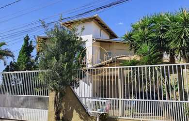 Imagem: A casa possui 4 Dormitórios, 4 Banheiros, 4 Vagas na garagem