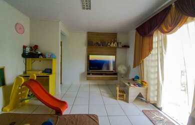 Imagem: A casa possui 3 Dormitórios, 2 Banheiros, 2 Vagas na garagem