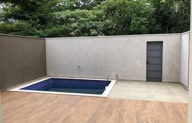 Imagem: A casa possui 3 Dormitórios, 1 Banheiro, 2 Vagas na garagem