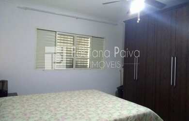 Imagem: A casa possui 2 Dormitórios, 1 Banheiro, 2 Vagas na garagem