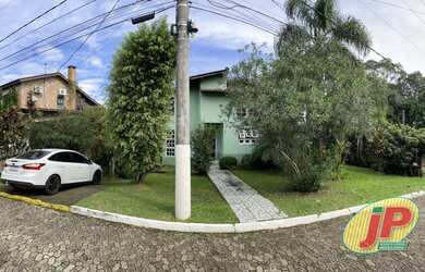 Imagem: A casa em condomínio possui 4 Dormitórios, 3 Banheiros, 5