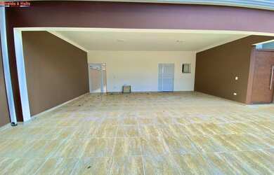 Imagem: A casa possui 4 Dormitórios, 5 Banheiros, 5 Vagas na garagem