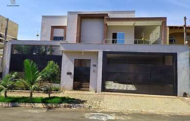 Imagem: A casa possui 3 Dormitórios, 5 Banheiros, 4 Vagas na garagem