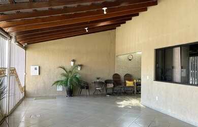 Imagem: A casa possui 4 Dormitórios, 2 Banheiros, 3 Vagas na garagem