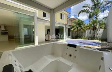 Imagem: A casa em condomínio possui 3 Dormitórios, 5 Banheiros, 2