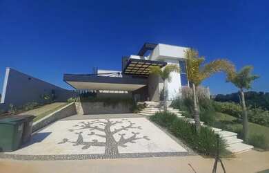 Imagem: A casa em condomínio possui 4 Dormitórios, 5 Banheiros, 4