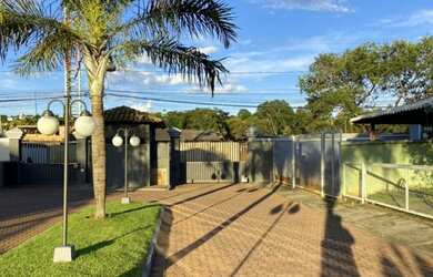 Imagem: A casa possui 3 Dormitórios, 2 Banheiros, 2 Vagas na garagem