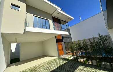 Imagem: A casa possui 3 Dormitórios, 5 Banheiros, 4 Vagas na garagem