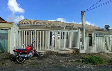 Imagem: A casa possui 3 Dormitórios, 2 Banheiros, 1 Vaga na garagem