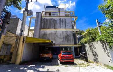 Imagem: O depósito possui 3 Vagas na garagem, 384m² de Área e está