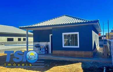 Imagem: A casa possui 3 Dormitórios, 2 Banheiros, 2 Vagas na garagem