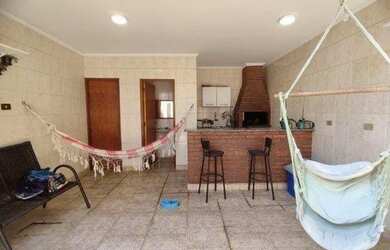 Imagem: A casa possui 2 Dormitórios, 3 Banheiros, 2 Vagas na garagem