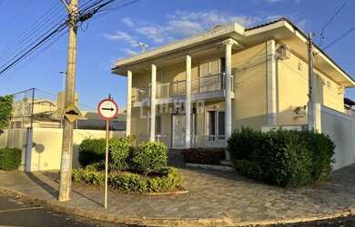 Imagem: A casa possui 5 Dormitórios, 5 Banheiros, 5 Vagas na garagem