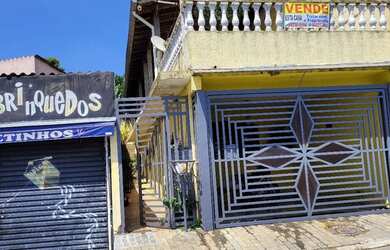 Imagem: A casa possui 2 Dormitórios, 2 Banheiros, 2 Vagas na garagem