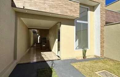 Imagem: A casa possui 3 Dormitórios, 3 Banheiros, 1 Vaga na garagem