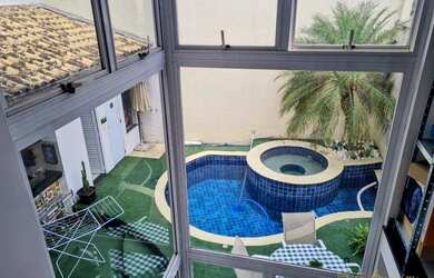 Imagem: A casa possui 3 Dormitórios, 1 Banheiro, 2 Vagas na garagem