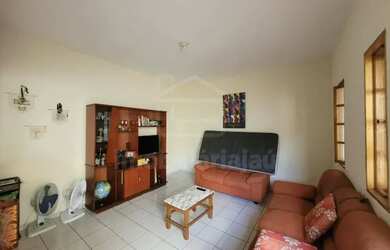 Imagem: A casa possui 2 Dormitórios, 2 Banheiros, 2 Vagas na garagem