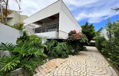 Imagem: A casa possui 4 Dormitórios, 5 Banheiros, 512m² de Área e