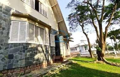 Imagem: A casa possui 5 Dormitórios, 5 Banheiros, 3 Vagas na garagem