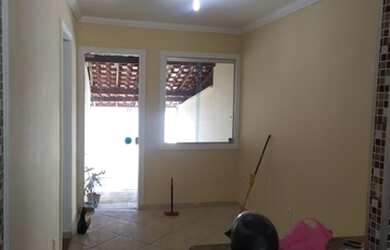 Imagem: A casa possui 2 Dormitórios, 1 Banheiro, 2 Vagas na garagem