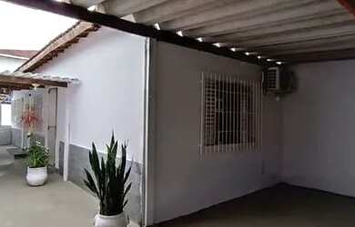 Imagem: A casa possui 1 Dormitório, 1 Banheiro, 3 Vagas na garagem