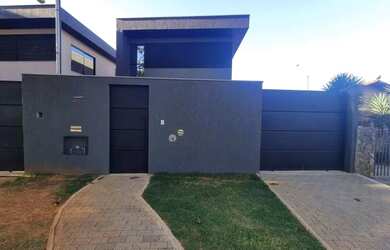 Imagem: A casa possui 3 Dormitórios, 2 Banheiros, 2 Vagas na garagem