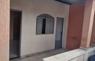 Imagem: A casa possui 2 Dormitórios, 1 Banheiro e está localizado