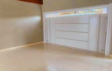 Imagem: A casa possui 3 Dormitórios, 2 Banheiros, 1 Vaga na garagem