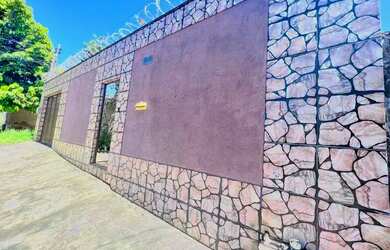 Imagem: A casa possui 3 Dormitórios, 1 Banheiro, 3 Vagas na garagem