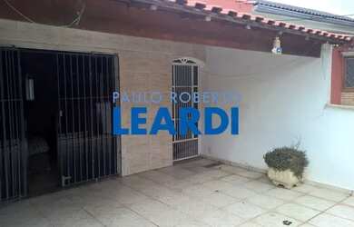 Imagem: A casa possui 3 Dormitórios, 4 Banheiros, 5 Vagas na garagem